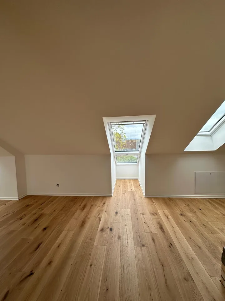 Erstbezug nach komplettem Dachausbau  exklusive Dachgeschosswohnung mit Cabriofenster in zentraler Lage