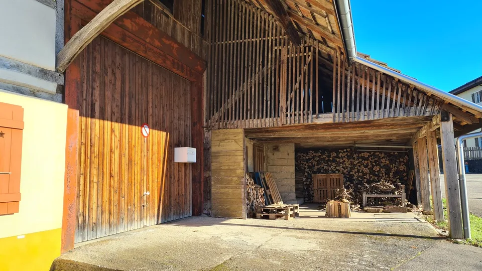 Spacieuse maison avec jardin, écurie, grange / Geräumiges Haus mit Garten, Stall, Scheune