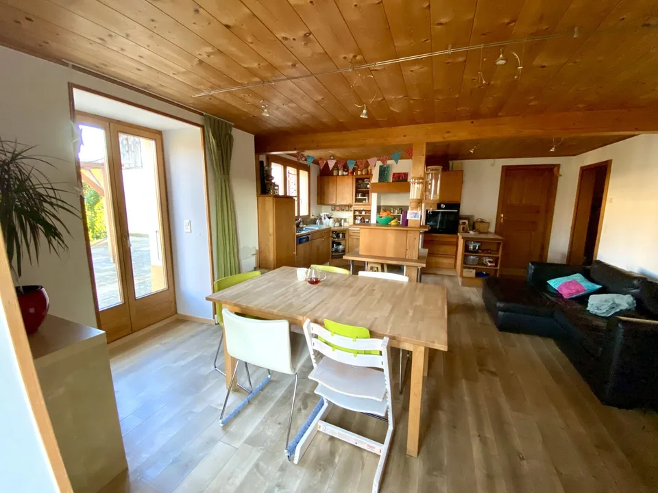 Spacieuse maison avec jardin, écurie, grange / Geräumiges Haus mit Garten, Stall, Scheune