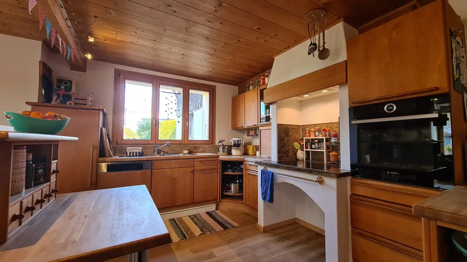 Spacieuse maison avec jardin, écurie, grange / Geräumiges Haus mit Garten, Stall, Scheune