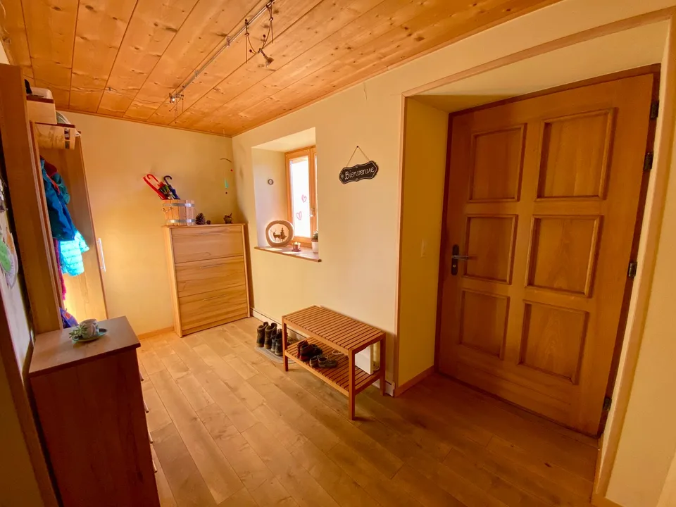 Spacieuse maison avec jardin, écurie, grange / Geräumiges Haus mit Garten, Stall, Scheune