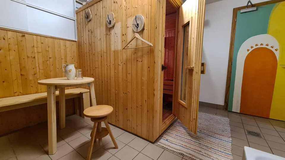 Spacieuse maison avec jardin, écurie, grange / Geräumiges Haus mit Garten, Stall, Scheune