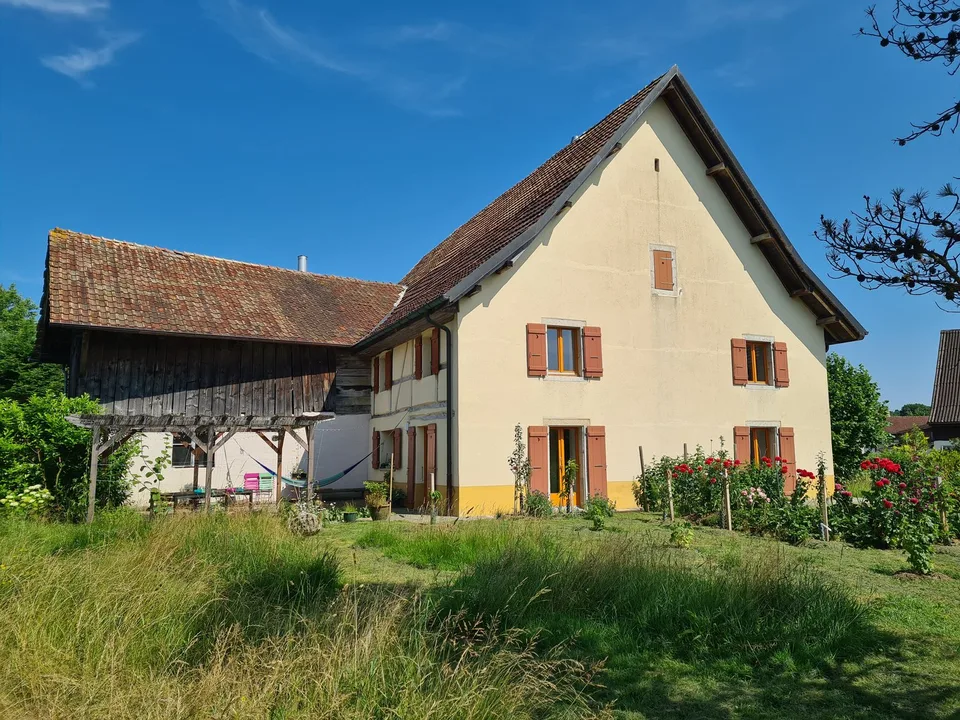 Spacieuse maison avec jardin, écurie, grange / Geräumiges Haus mit Garten, Stall, Scheune