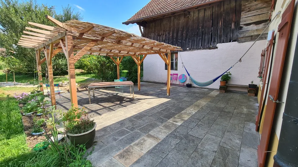 Spacieuse maison avec jardin, écurie, grange / Geräumiges Haus mit Garten, Stall, Scheune