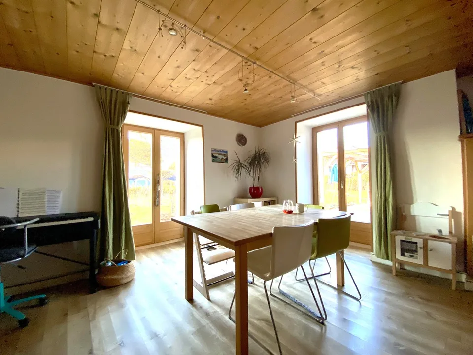 Spacieuse maison avec jardin, écurie, grange / Geräumiges Haus mit Garten, Stall, Scheune