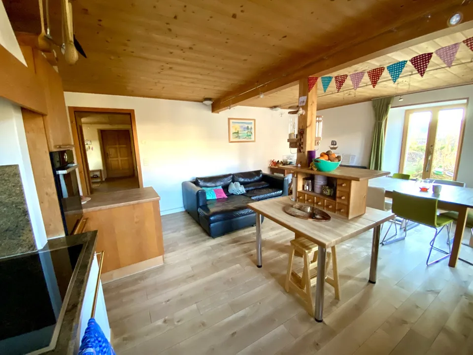 Spacieuse maison avec jardin, écurie, grange / Geräumiges Haus mit Garten, Stall, Scheune