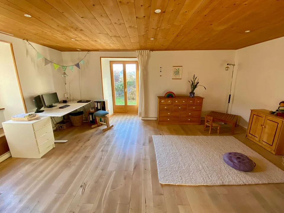 Spacieuse maison avec jardin, écurie, grange / Geräumiges Haus mit Garten, Stall, Scheune