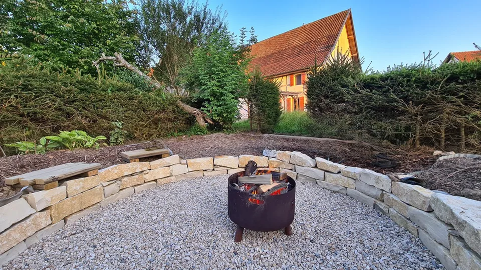 Spacieuse maison avec jardin, écurie, grange / Geräumiges Haus mit Garten, Stall, Scheune