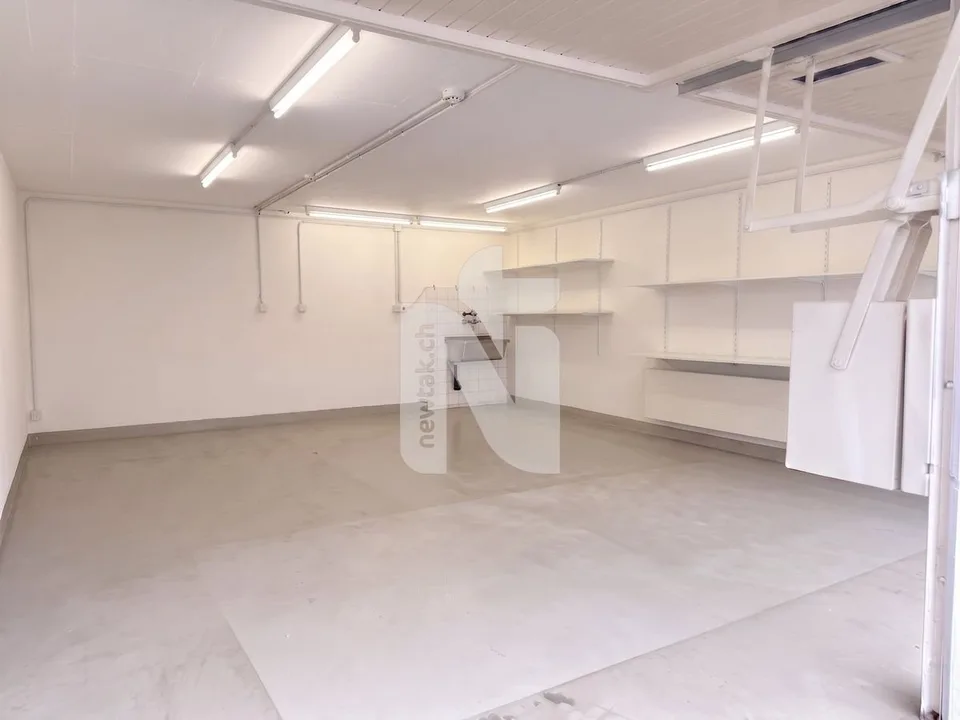 Versatile workshop/commercial space or studio with direct access
