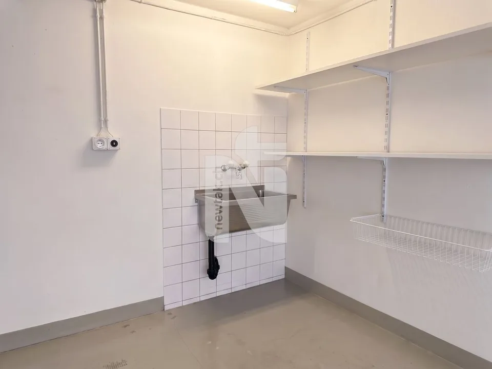 Versatile workshop/commercial space or studio with direct access