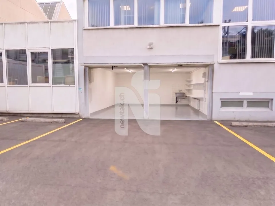 Versatile workshop/commercial space or studio with direct access