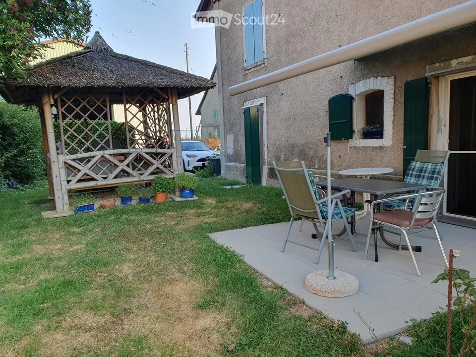 Wohnung mit 3 Zimmern, Terrasse, Garten und Parkplatz