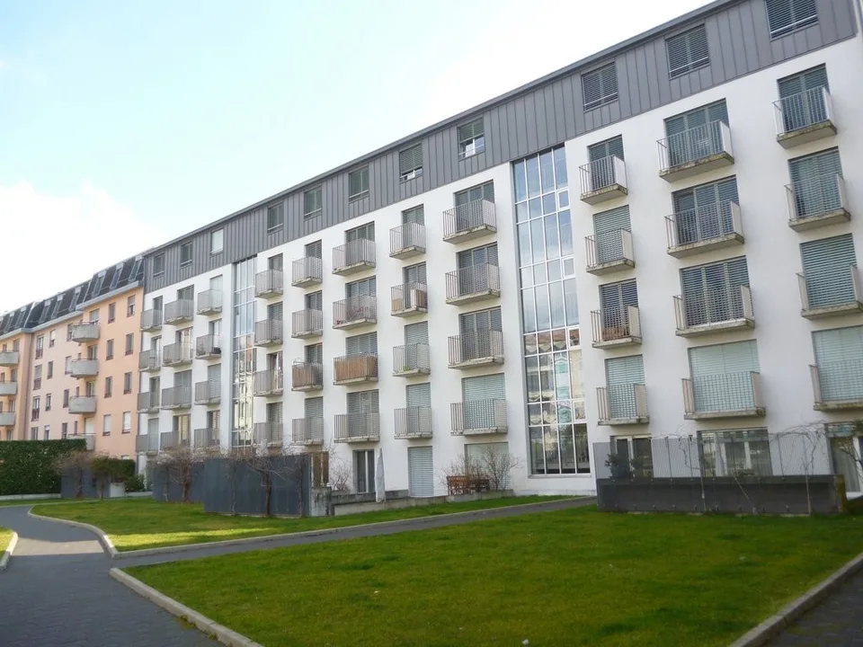 Place de parc souterraine disponible à deux pas du lac !