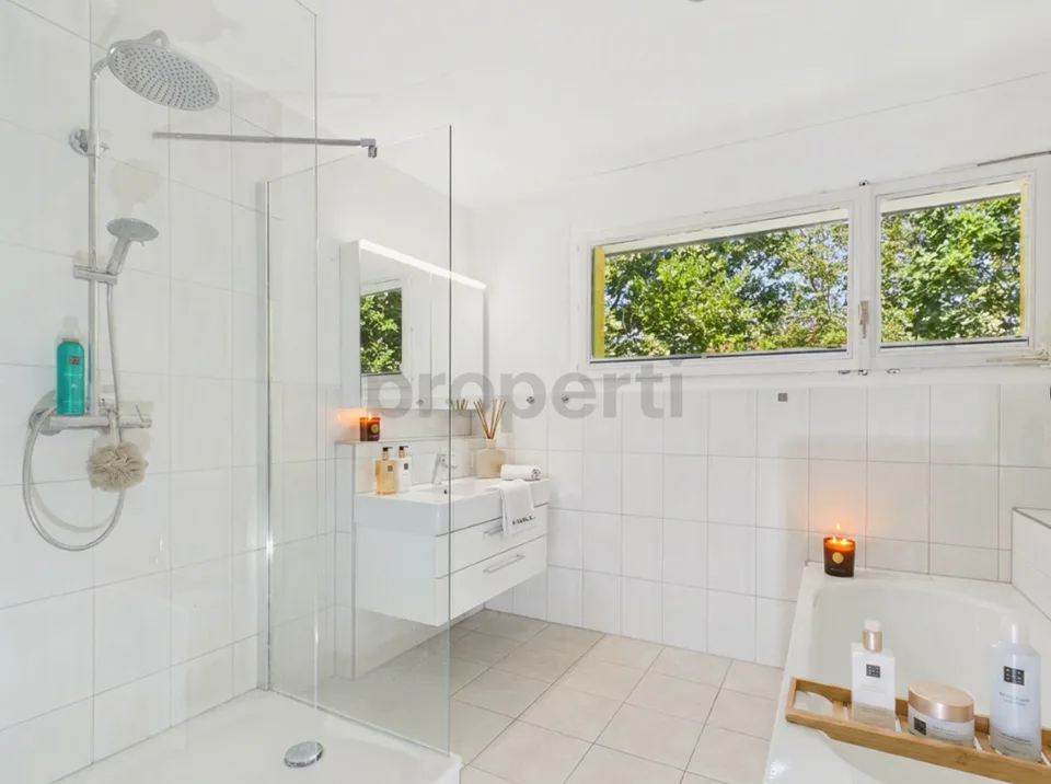 Bevorzugte Wohnlage in Riehen mit viel Grün - Grosszügige Raumaufteilung, zwei attraktive Terrassen und zeitloses Design
