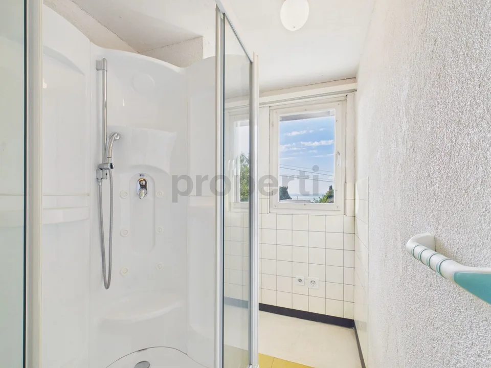 Much potential, dreamy far-reaching view and large plot of land in a preferred hillside location