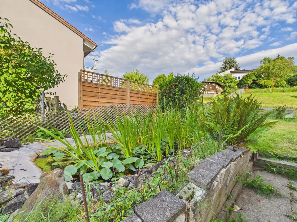 Much potential, dreamy far-reaching view and large plot of land in a preferred hillside location