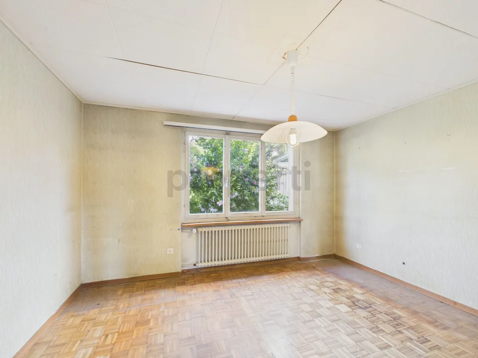 Much potential, dreamy far-reaching view and large plot of land in a preferred hillside location