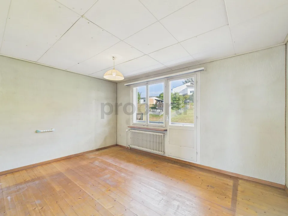 Much potential, dreamy far-reaching view and large plot of land in a preferred hillside location