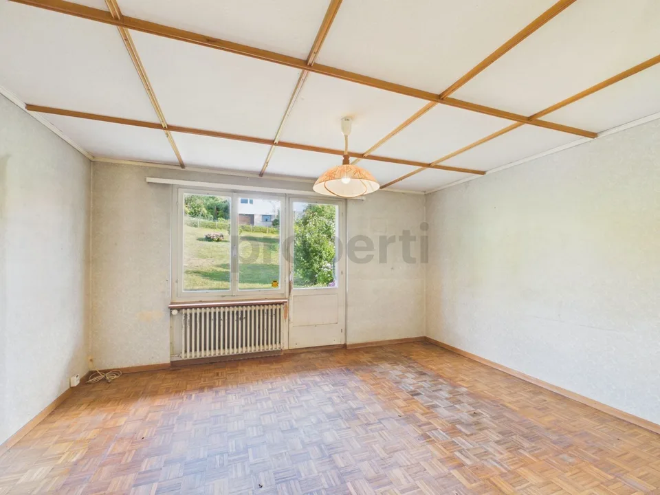 Much potential, dreamy far-reaching view and large plot of land in a preferred hillside location