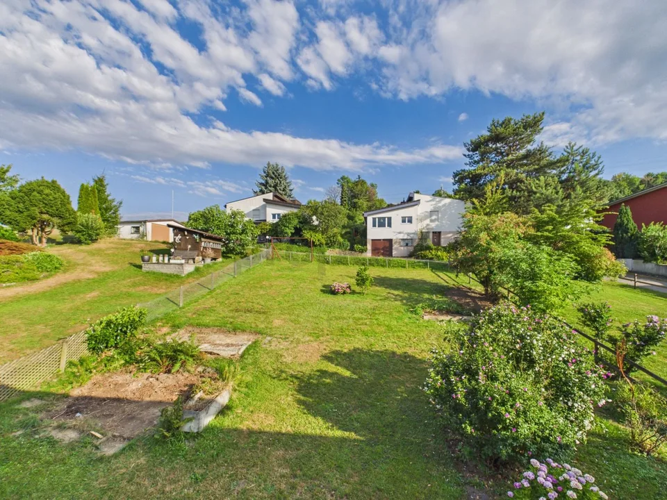 Much potential, dreamy far-reaching view and large plot of land in a preferred hillside location