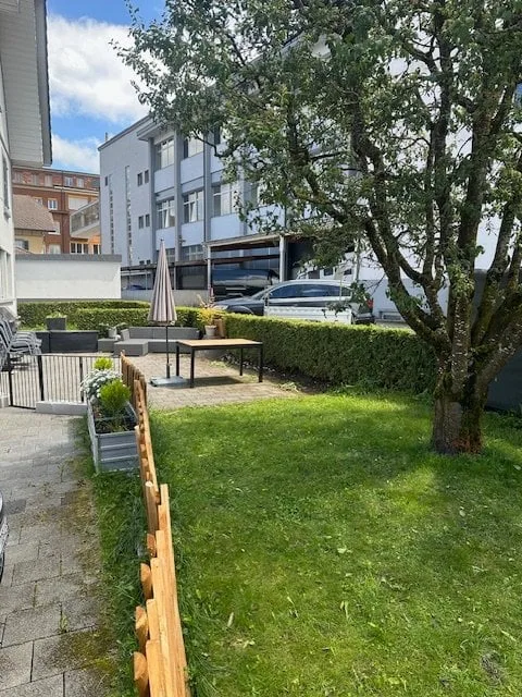 Affitto di un grande appartamento di 4,5 locali con area di giardino