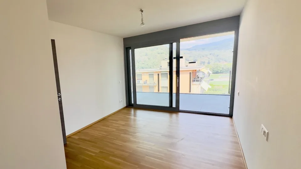 Modern and Bright 2.5-Room Apartment with Large Terrace in Gravesano