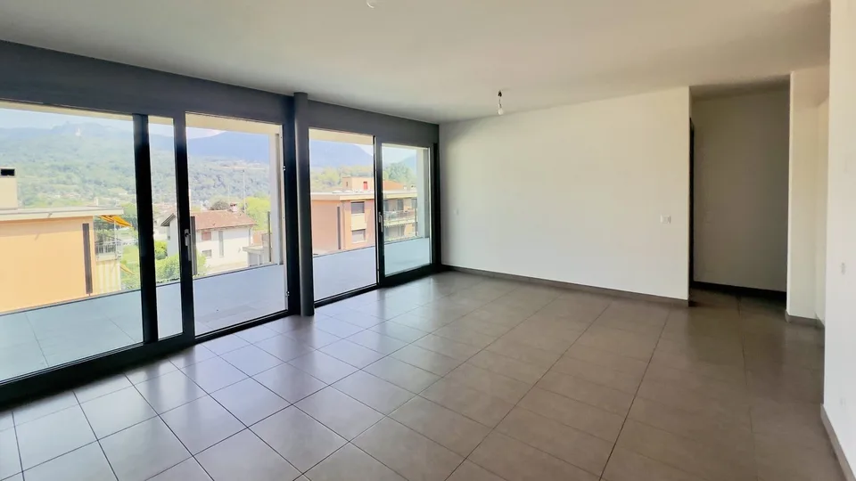 Modern and Bright 2.5-Room Apartment with Large Terrace in Gravesano