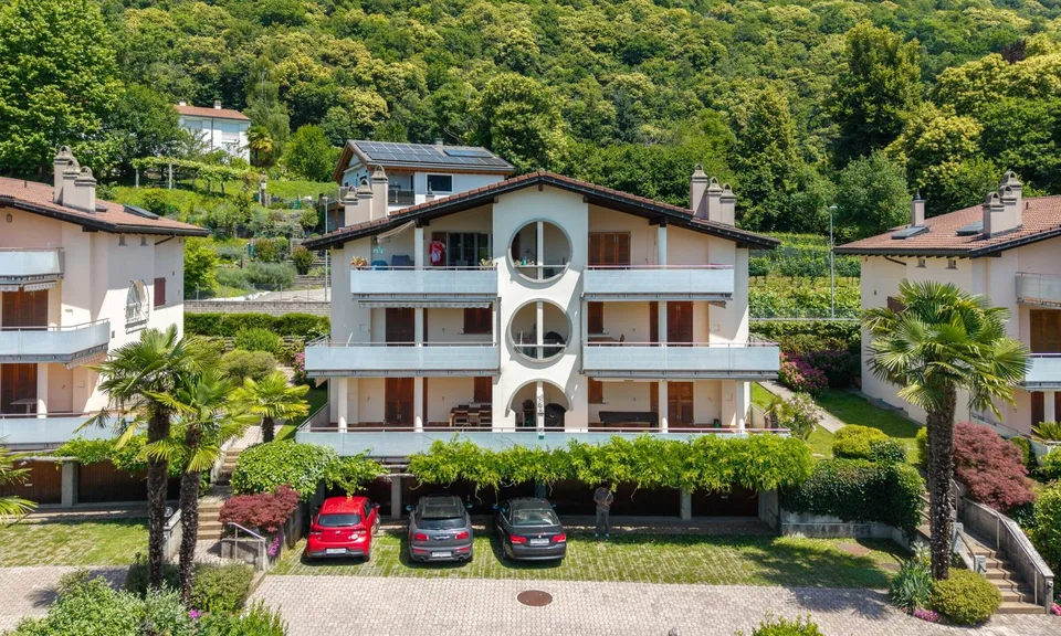 HELLES MODERNES 3.5 ZIMMER WOHNUNG MIT MOBILIERUNG UND TERRASSE IN ASTANO