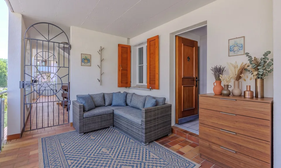 HELLES MODERNES 3.5 ZIMMER WOHNUNG MIT MOBILIERUNG UND TERRASSE IN ASTANO