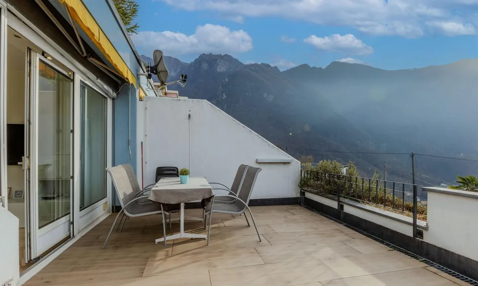 BELLISSIMO E AMPIO 2.5 VISTA LAGO CON TERRAZZA A ROVIO