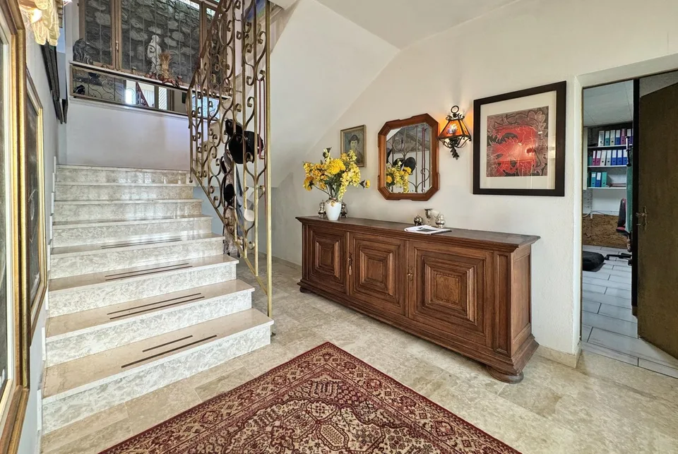 VILLA 6,5 LOCALE MIT STUPENDER SEESICHT UND SCHWIMMBAD IN BISSONE