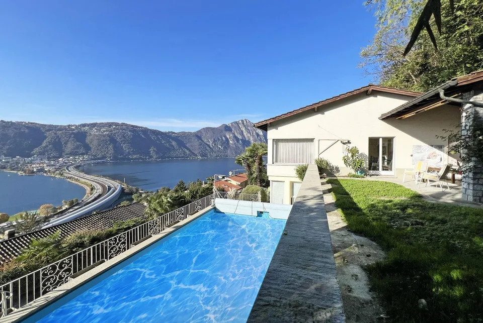 VILLA 6,5 LOCALE MIT STUPENDER SEESICHT UND SCHWIMMBAD IN BISSONE