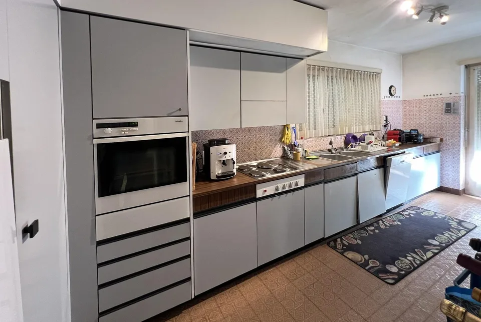 VILLA 6,5 LOCALE MIT STUPENDER SEESICHT UND SCHWIMMBAD IN BISSONE
