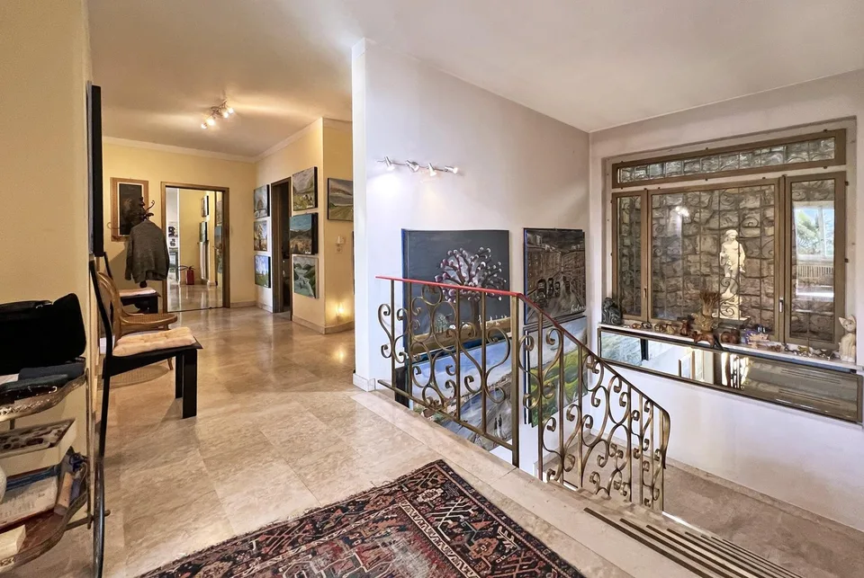 VILLA 6,5 LOCALE MIT STUPENDER SEESICHT UND SCHWIMMBAD IN BISSONE