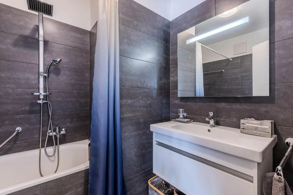 BRIGHT AND ELEGANT 3.5 ROOM APARTMENT WITH OPEN VIEW IN PORZA