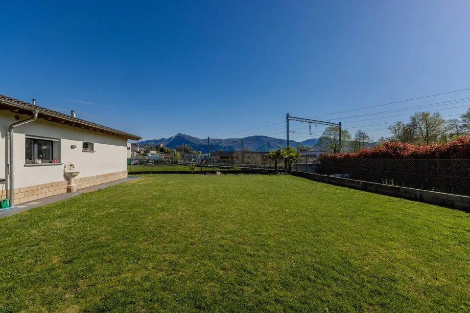 Splendid 6.5-room villa on one floor with garden in Stabio