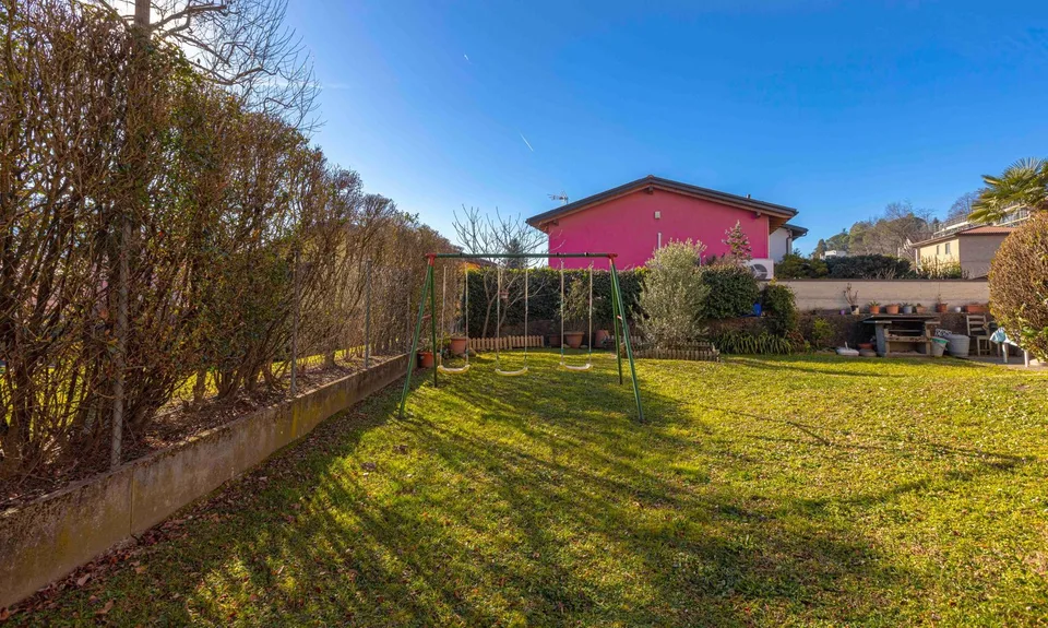 3.5 rooms renovated with open view into the green in Stabio