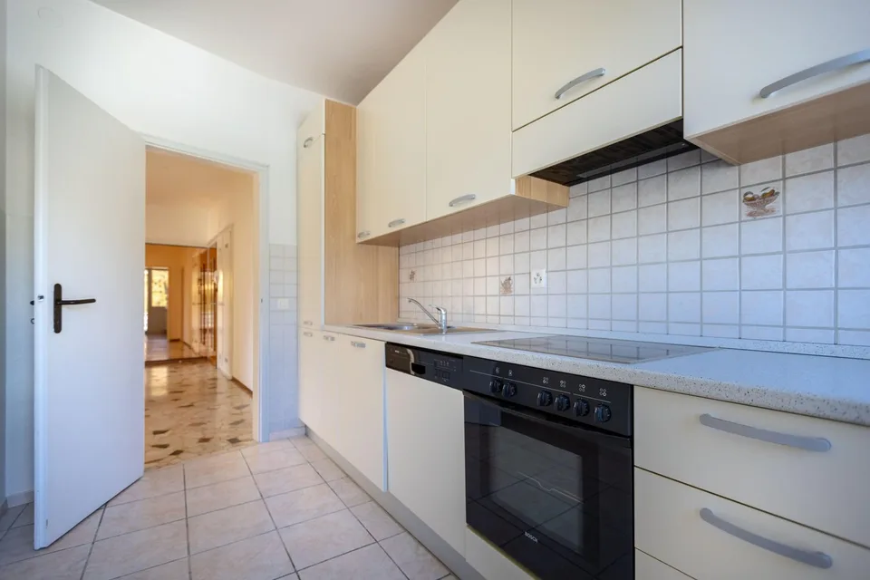 Spacious 3.5-room apartment on the upper floor with open view in Chiasso