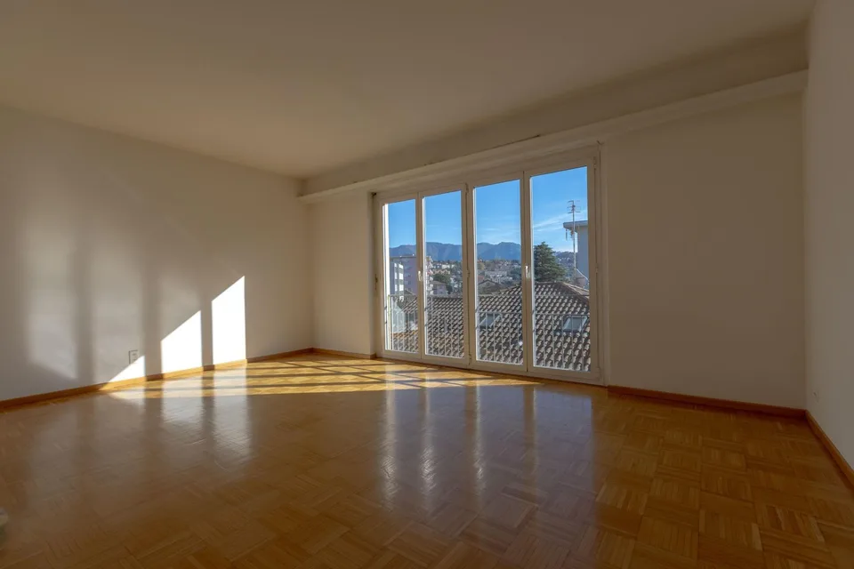 SPAZIOSO 3.5 LOCALI PIANO ALTO CON VISTA APERTA A CHIASSO