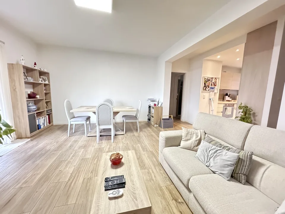 AMPIO 4.5 LOCALI COME NUOVO CON BALCONE A LUGANO BREGANZONA