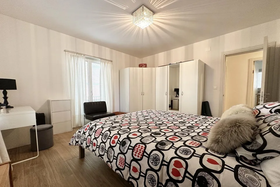 APPARTEMENT 4.5 PIÈCES ESPACIEUX COMME NEUF AVEC BALCON À LUGANO BREGANZONA