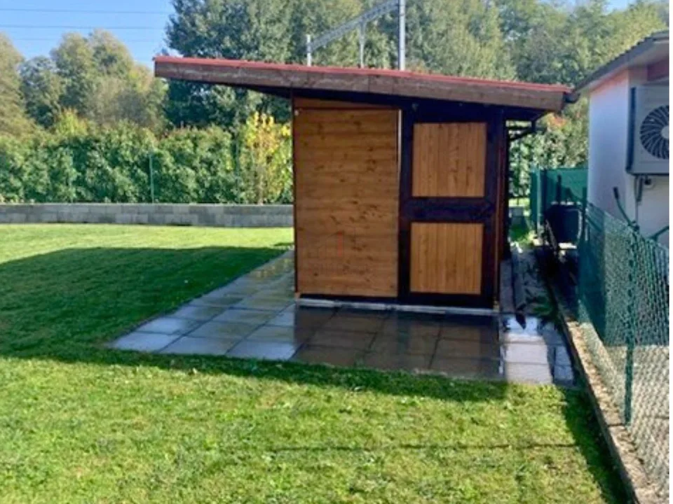 SUPER PRICE, SINGLE LEVEL SURROUNDED BY GREEN