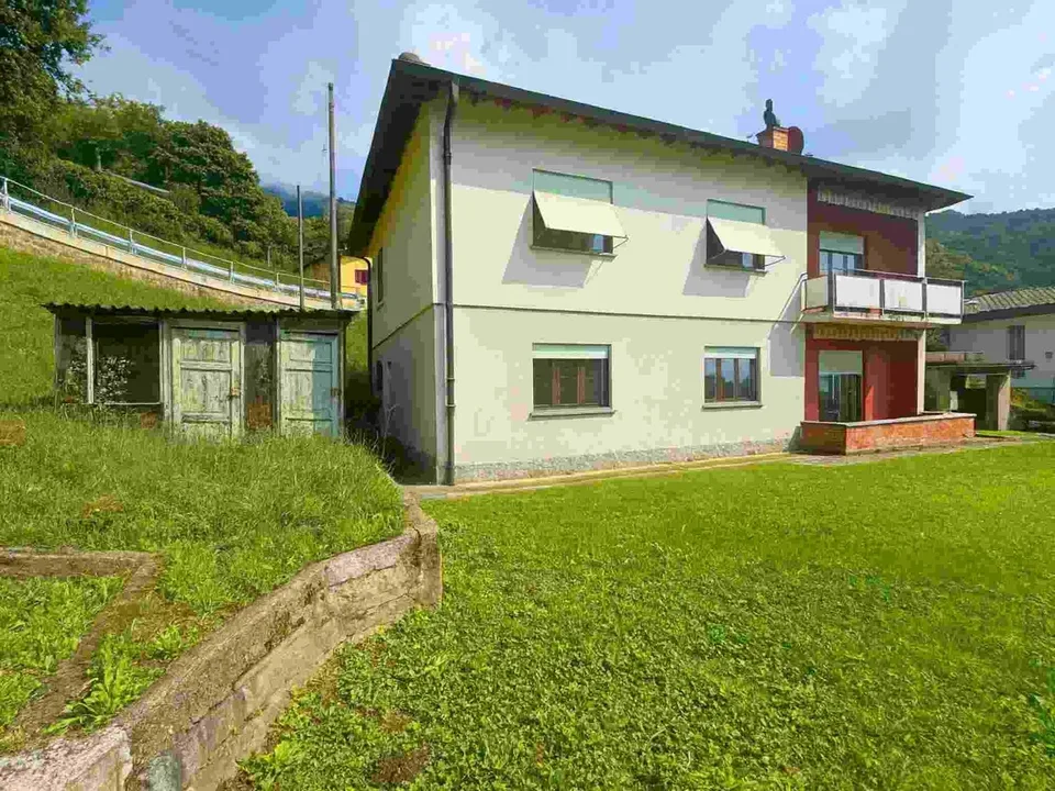 NELLA SPLENDIDA CAPRIASCA INCORNICIATA NEL VERDE