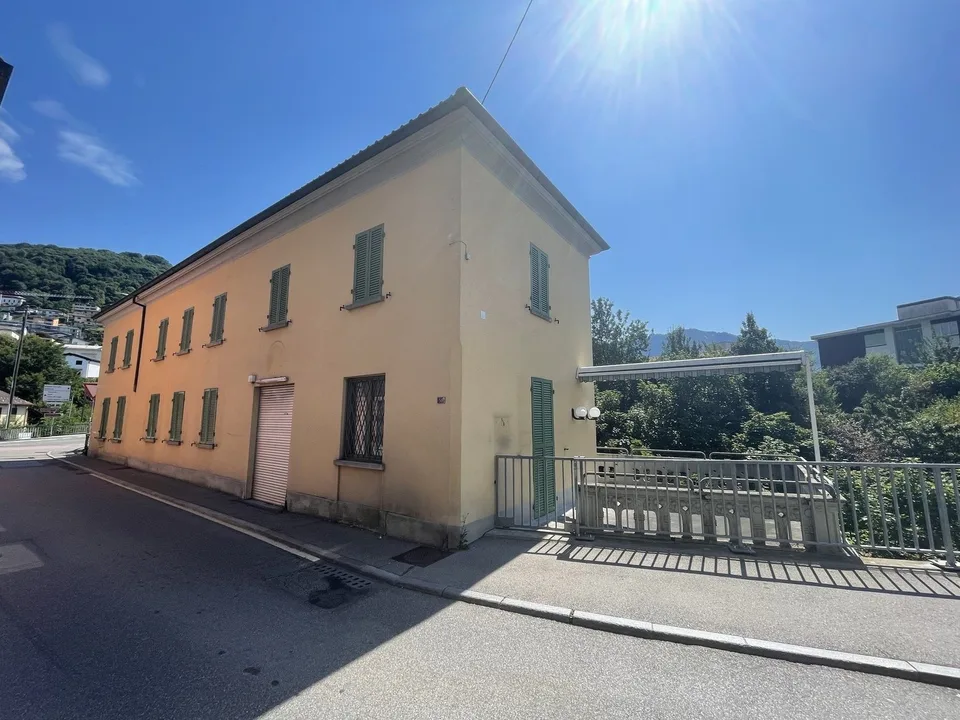 INTERESSANTE IMMOBILE DA RIATTARE NEL CUORE DI TESSERETE