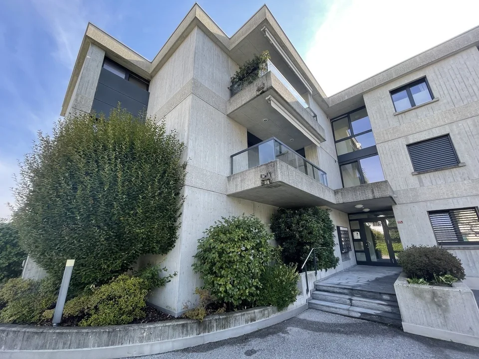 Appartement élégant 4.5 au dernier étage avec deux places de parking