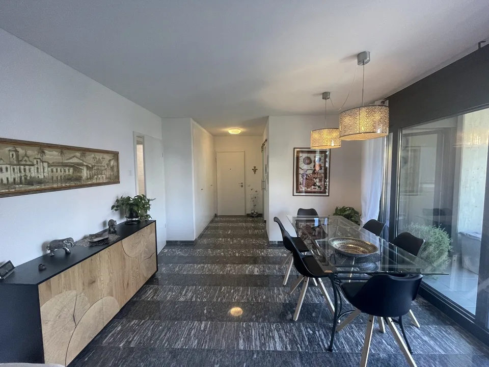 Appartement élégant 4.5 au dernier étage avec deux places de parking