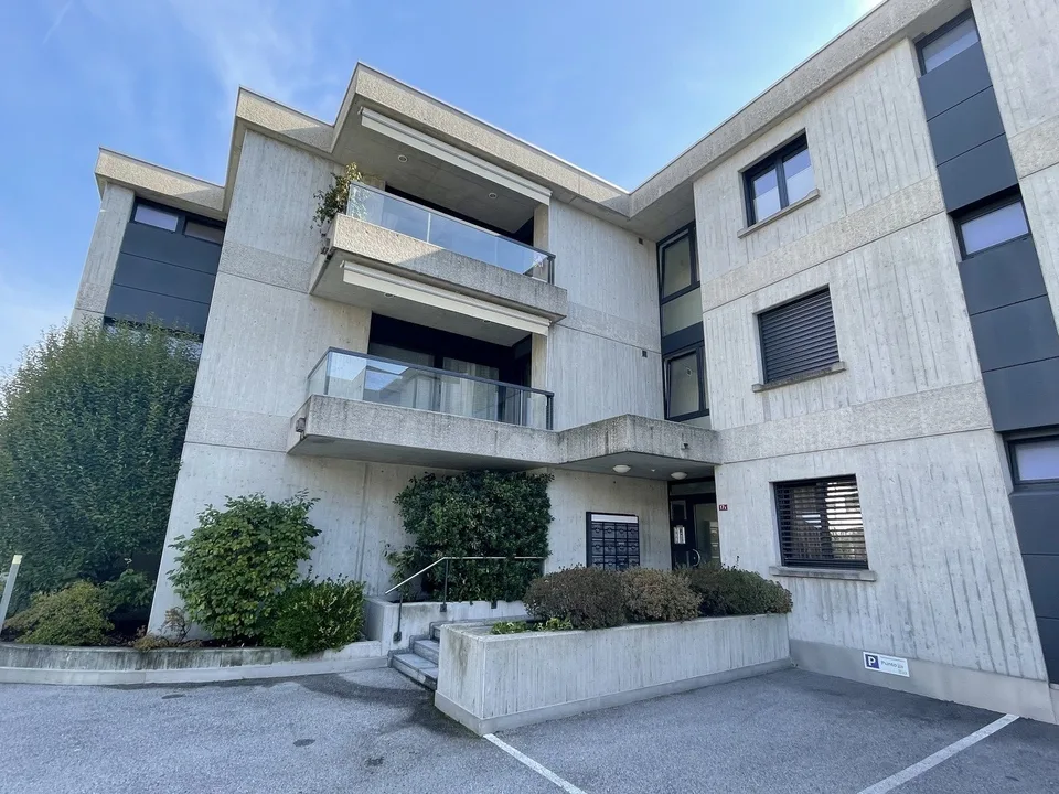 Appartement élégant 4.5 au dernier étage avec deux places de parking