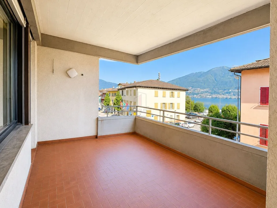 Living two steps from the lake, renovated 3-room apartment with lake view