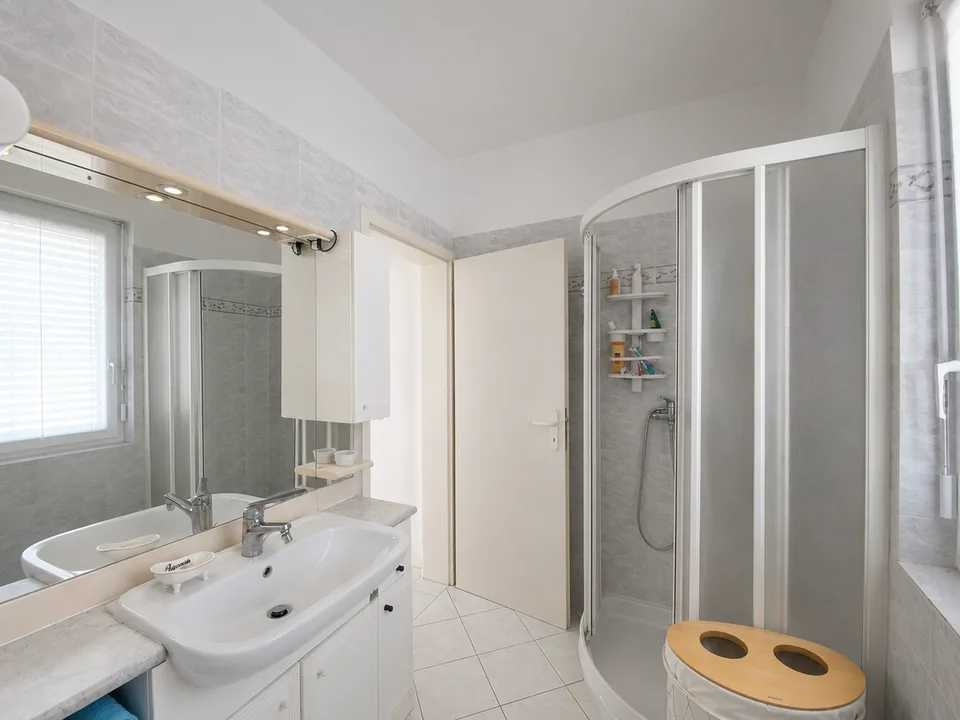 VACALLO - BRIGHT PROPERTY WITH PRIVATE GARDEN FOR SALE