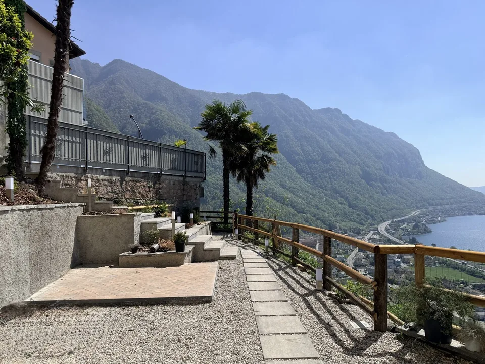 HOUSE 5.5 ROOMS RENOVATED WITH STUNNING LAKE VIEW IN ROVIO